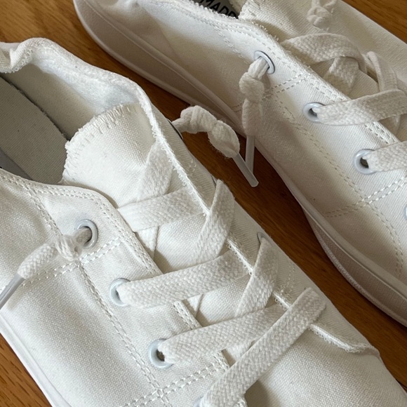 White Sneakers Size 8 with Elastic Heel - Steve Madden - Picture 3 of 5